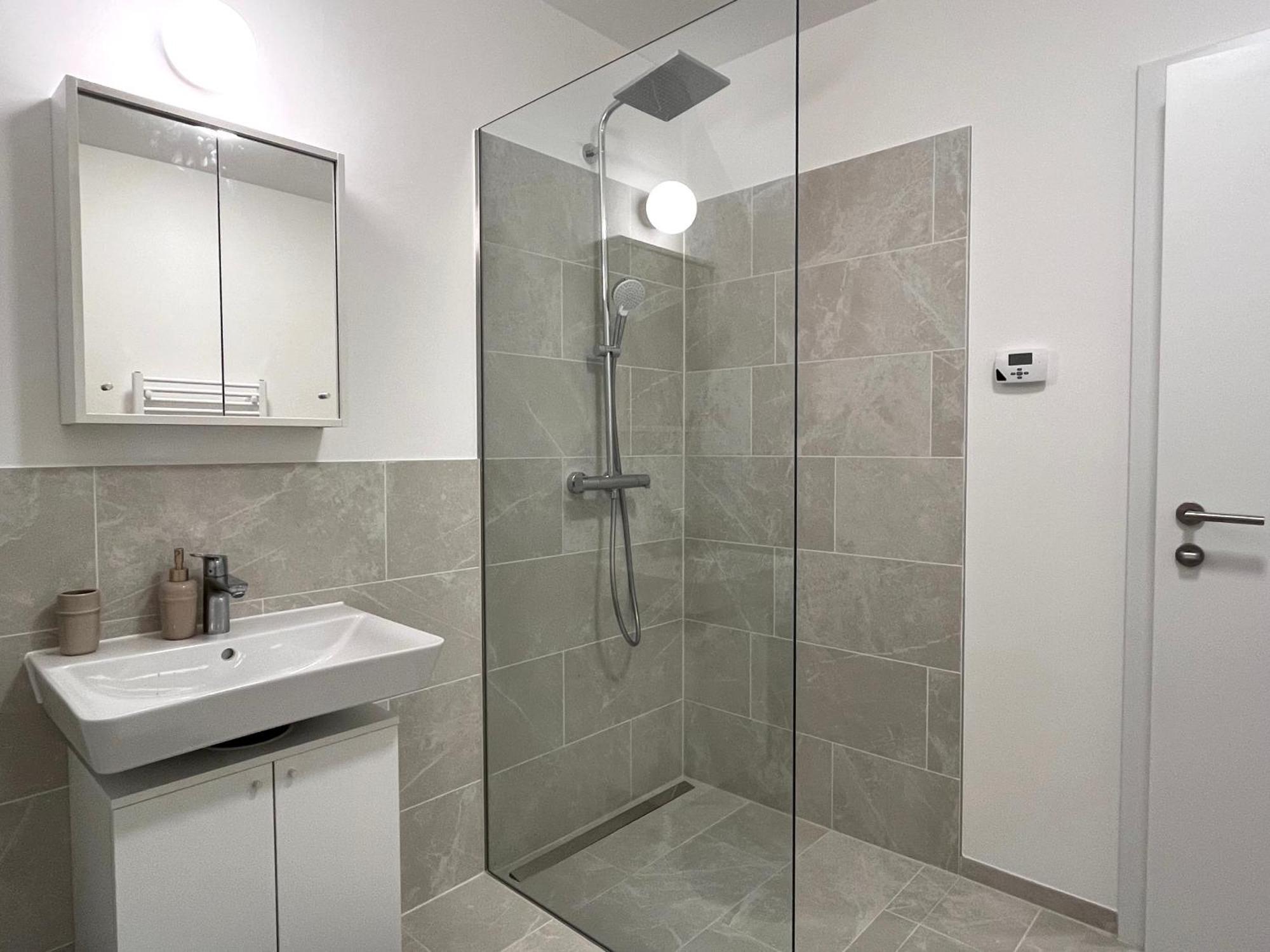 Free Parking / Brandnew With Air Condition And Balcony Вена Экстерьер фото